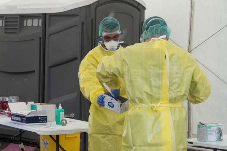 Imagen de archivo en la que dos sanitarios trabajan en la toma de muestras para determinar contagios por covid (Foto EFE / Miguel Barreto)